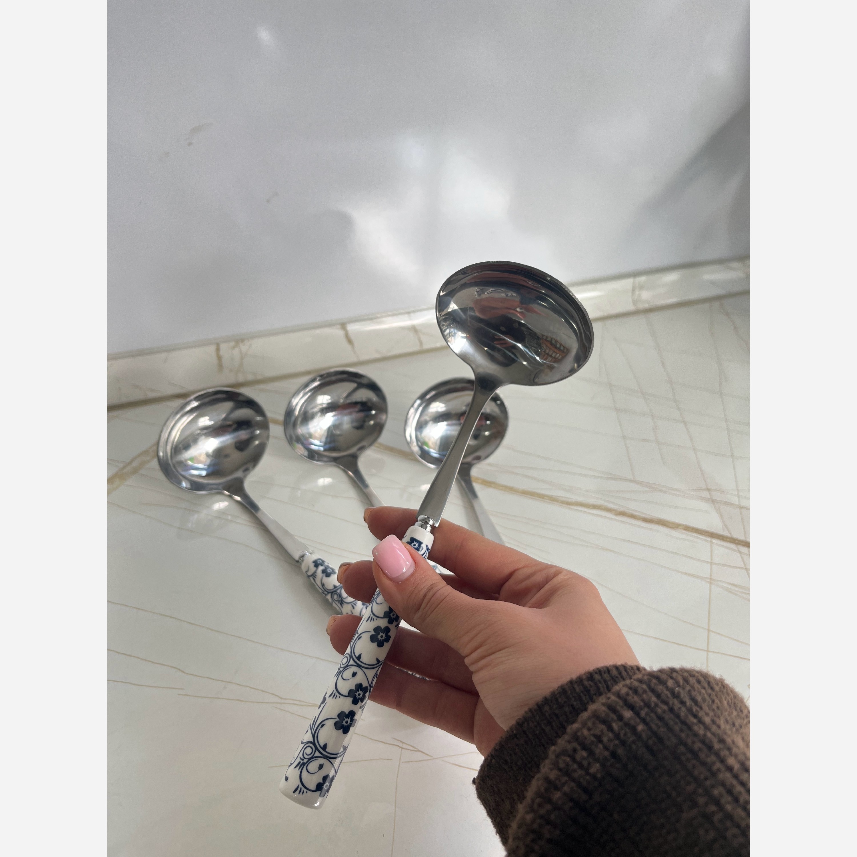 ملاقه دسته سرامیکی گل آبی