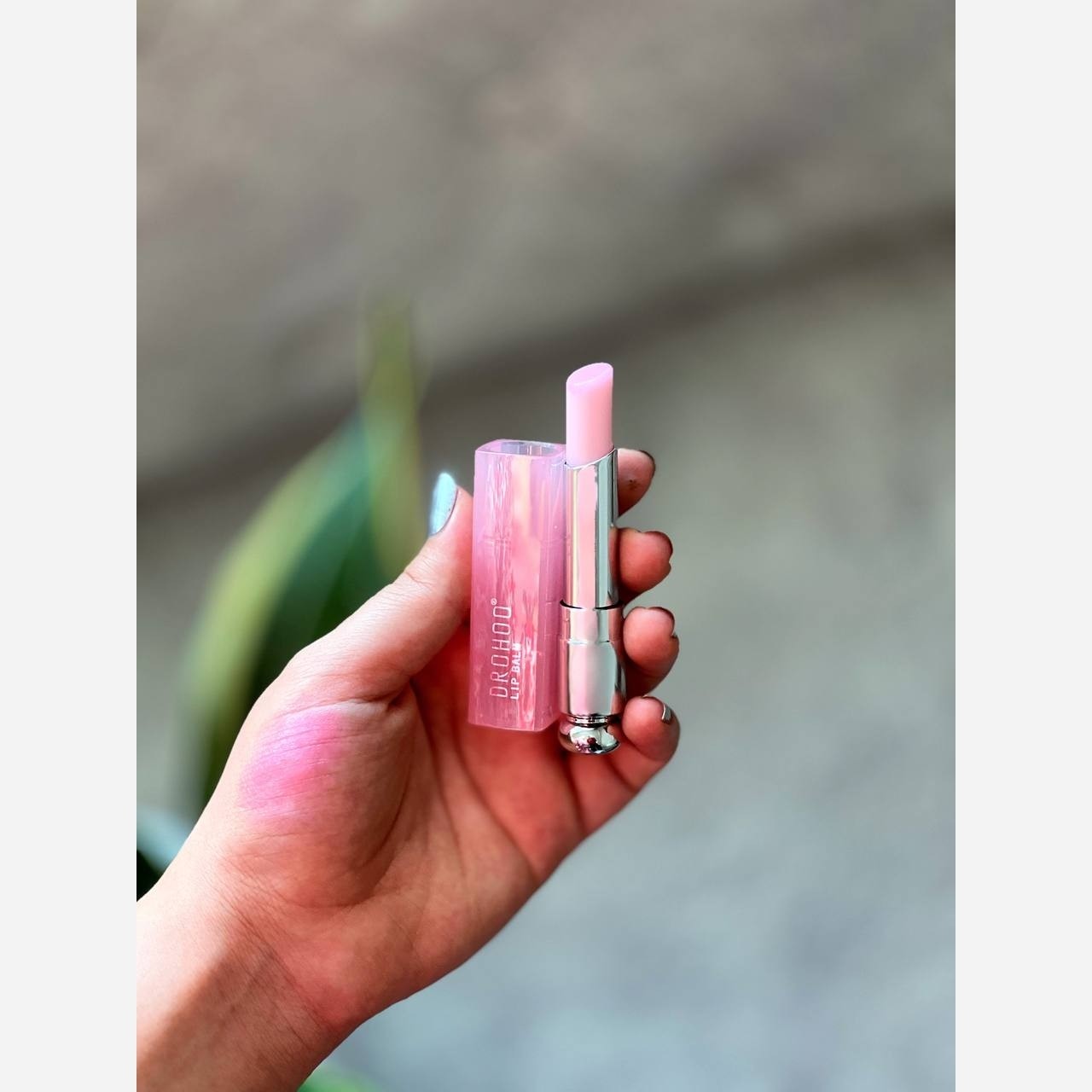 بالم لب طرح دیور ( محصولات پوستی سانیا )