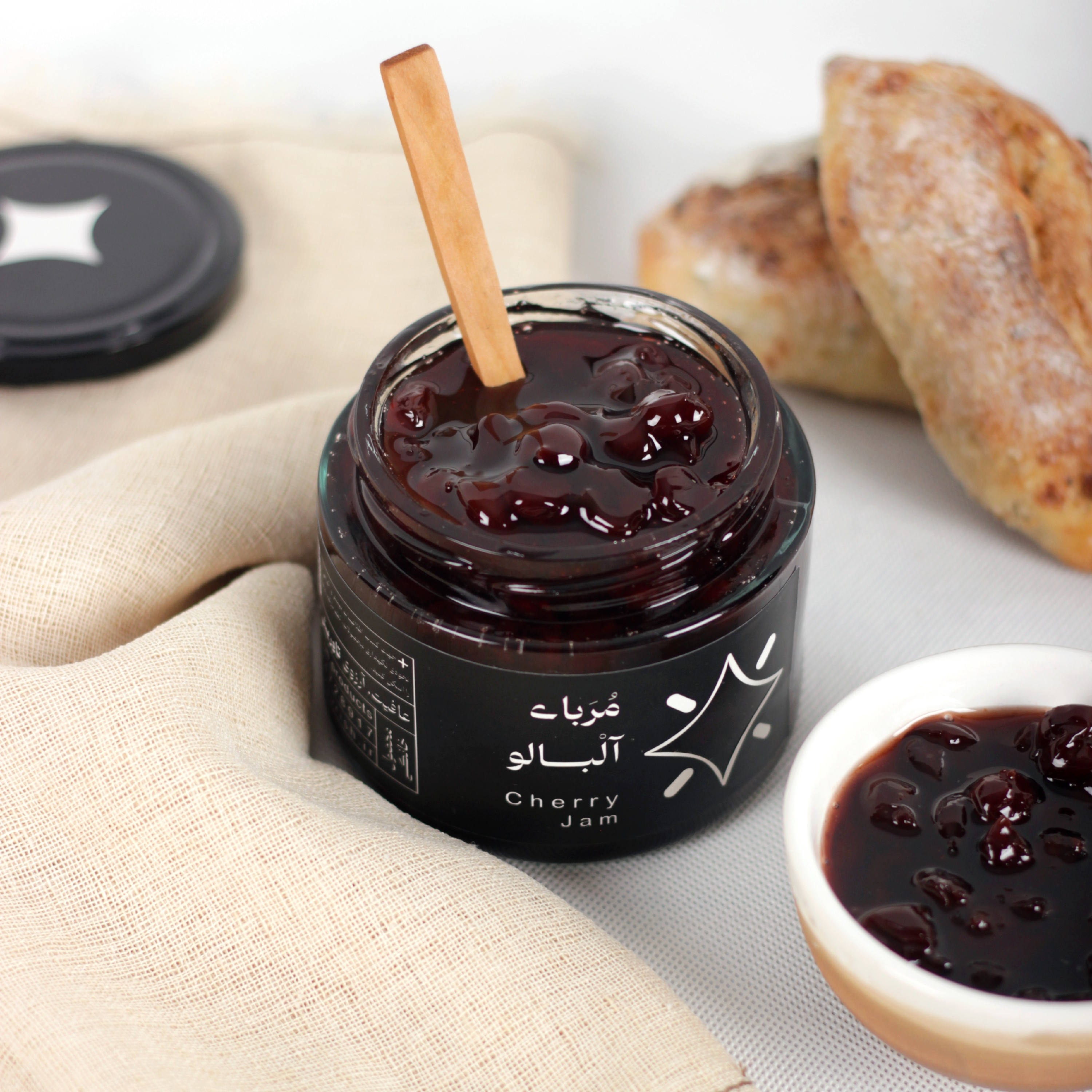 مربا آلبالو خانگی خوش عطرو طعم ،حدود 850 گرمی بدون رنگ و اسانس ومواد نگهدارنده