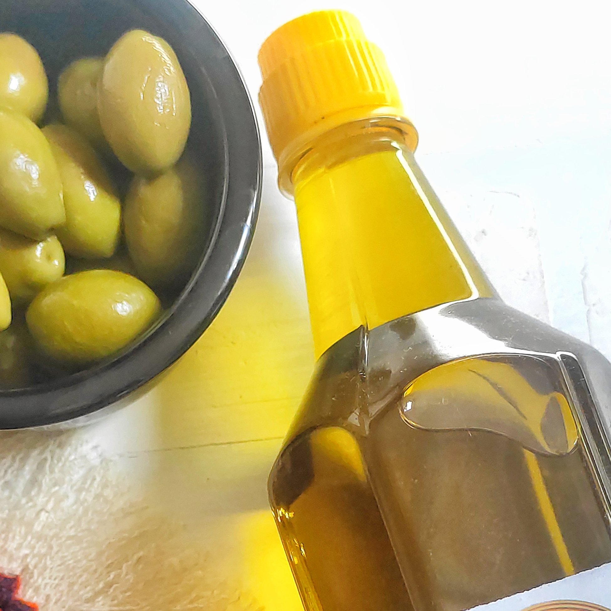 روغن زیتون فرابکر 700 گرمی داهمان با درب آرام ریز و نشان کیفیت(پرس سرد)