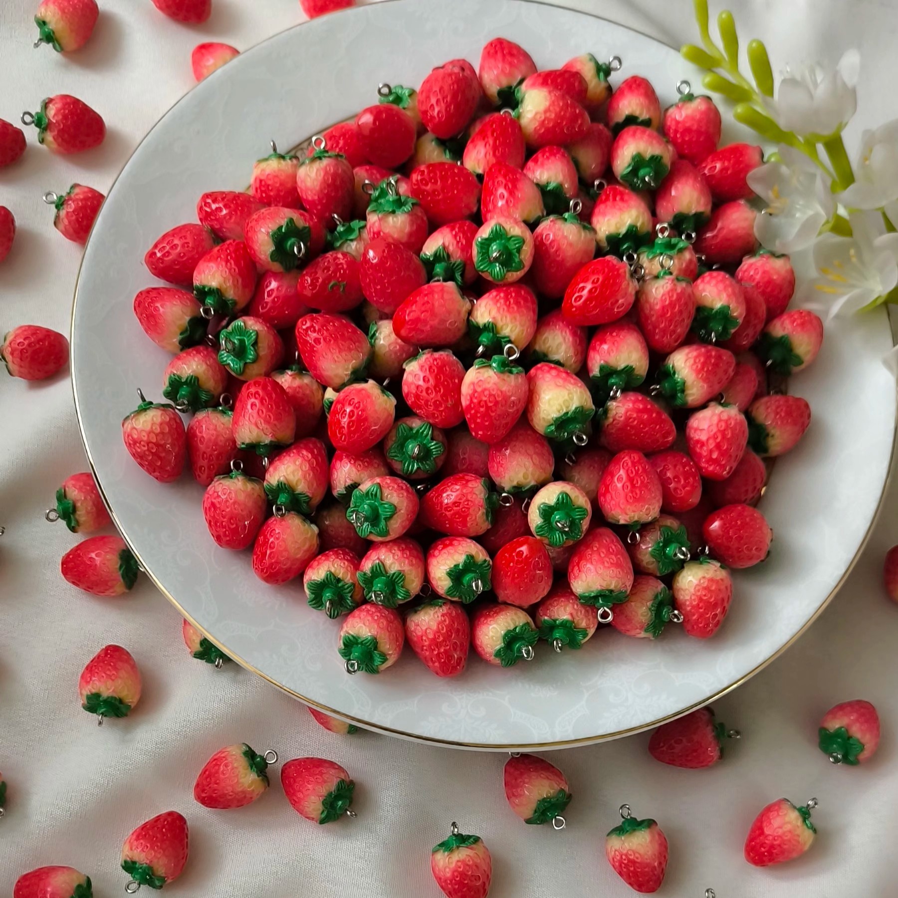 آویز توت فرنگی (فروش بصورت دونه ای )
