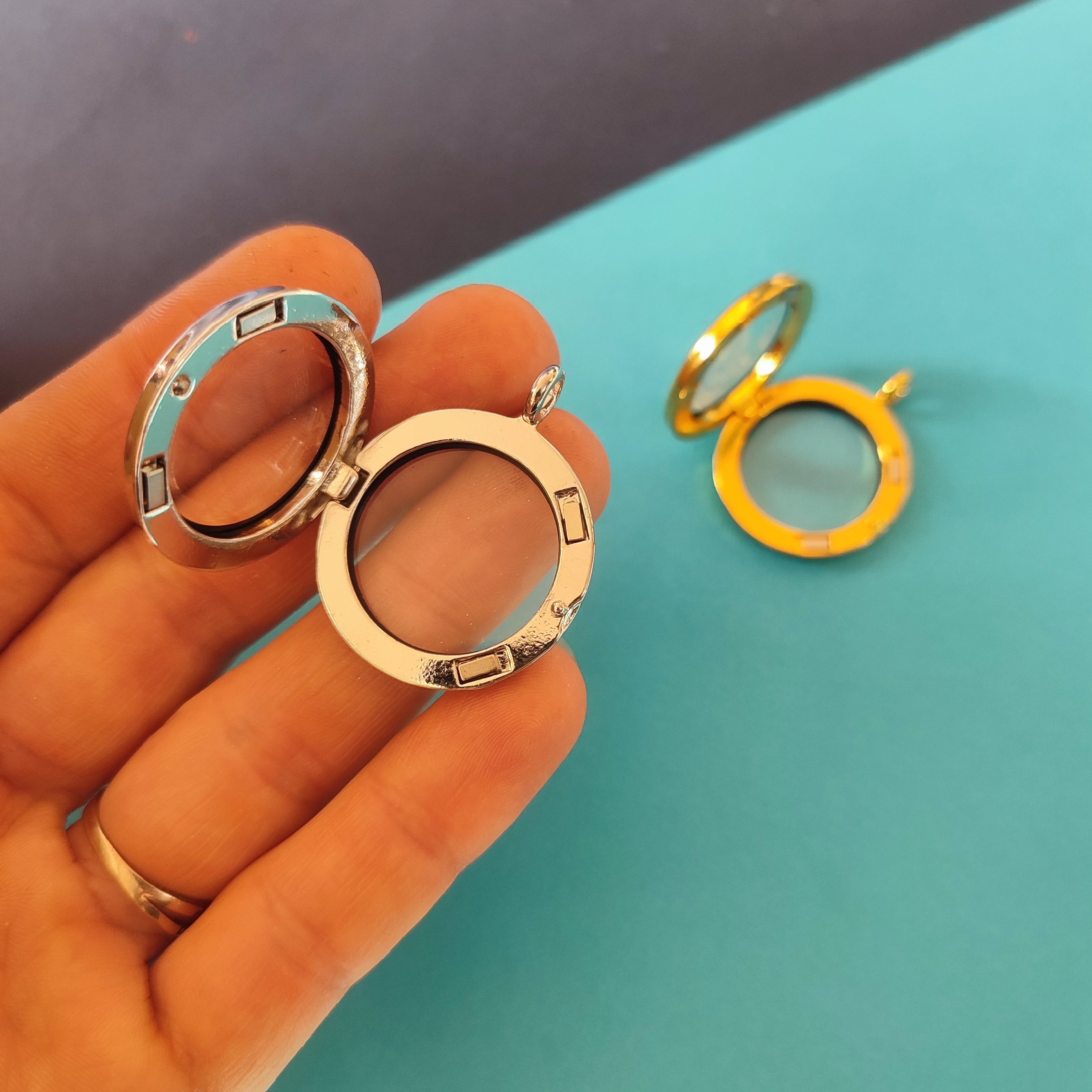 لاکت شیشه ای طلایی و نقره ای، لاکت موی یار،گردنبند شیشه ای