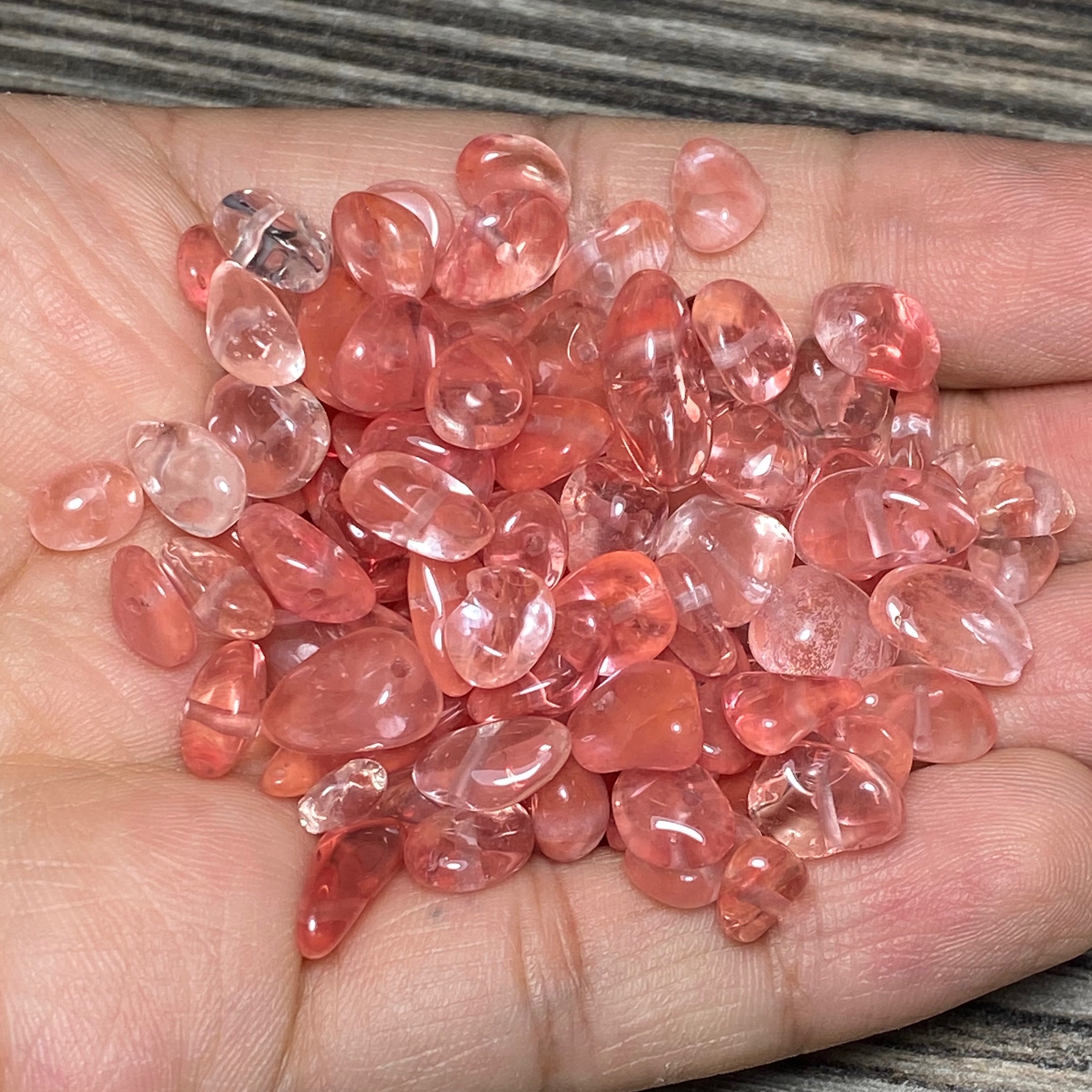 مهره سنگ چیپسی کوارتز گیلاسی (دفرمه) بی نظیر